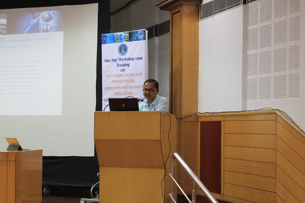 Dr. Mukesh Saikia, Librarian, Tezpur University,introducing the theme